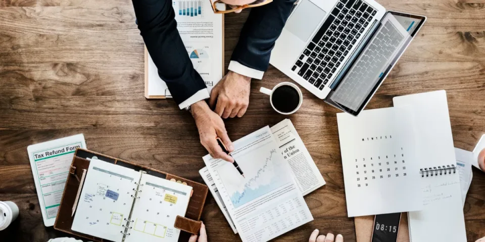 Jak wybrać platformę do sklepu online: Shopify vs WooCommerce vs PrestaShop—kryteria kosztów, SEO, integracji i skalu w 2026.